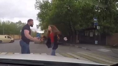 Russin wird von Muskelberg mit Auto angefahren, reagiert brutal - Foto: YouTube / Extreme Auto