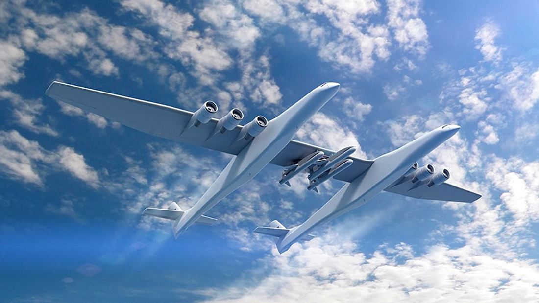 Doppelte Power: Die Silhuette des Mega-Flugzeuges am Himmel 