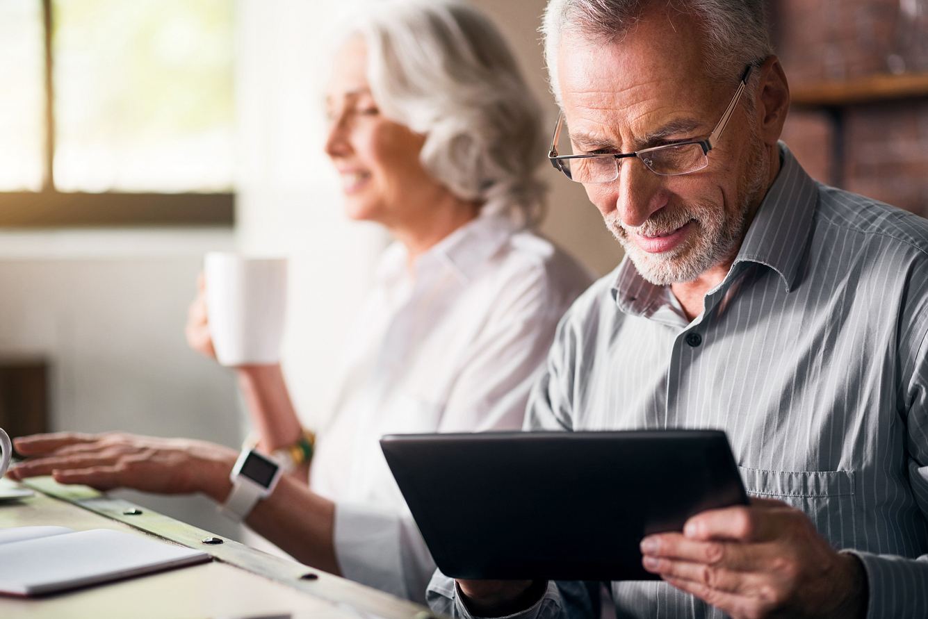 Studie: Deutsche Rentner wollen länger arbeiten Älteres Paar mit technischen Geräten