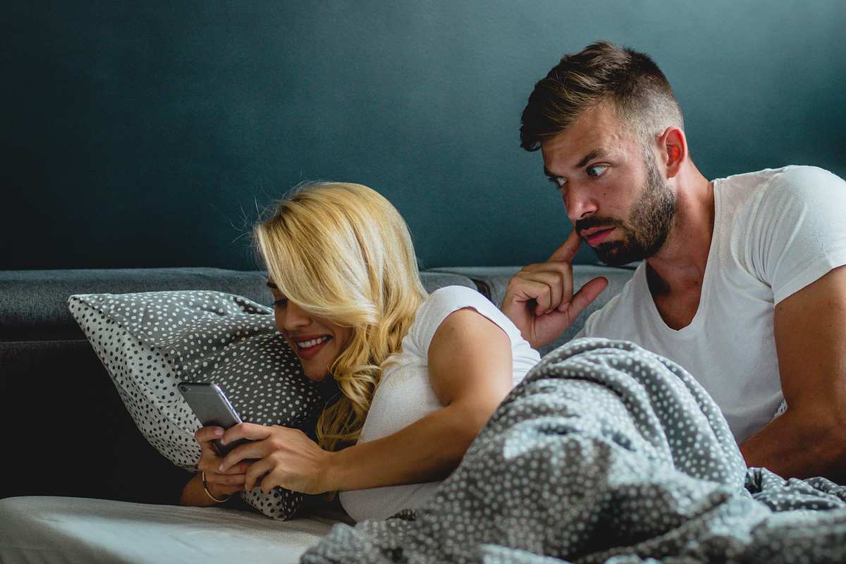 Frau und Mann im Bett