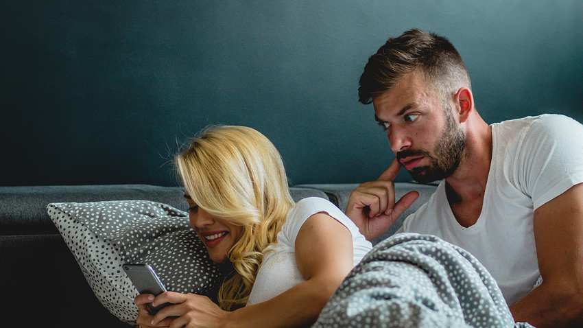 Frau und Mann im Bett - Foto: iStock/blackCAT
