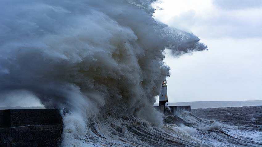 Welle bricht über Pier - Foto: iStock / Kompleat-Photography