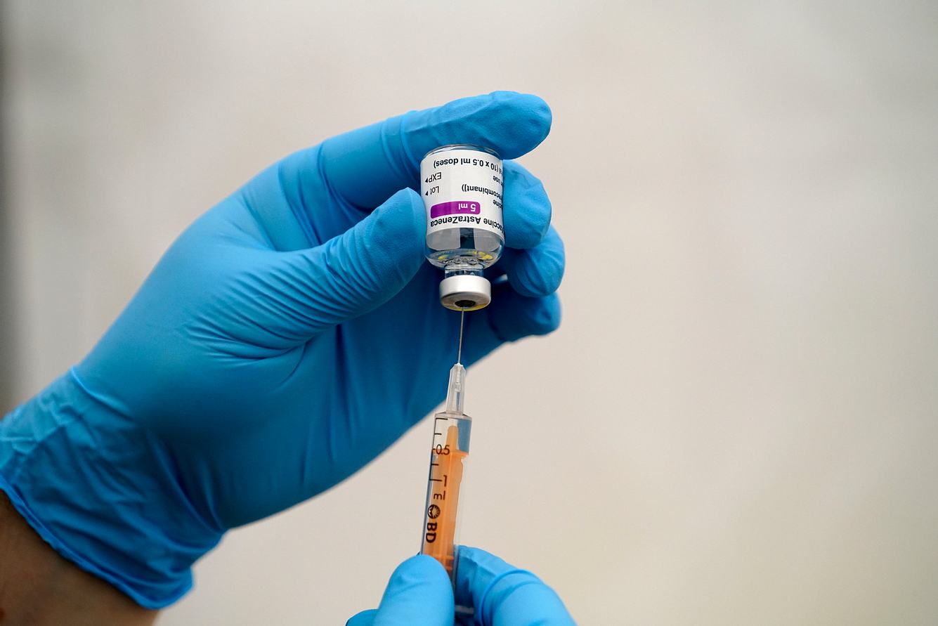 Impfstoff wird in Spritze aufgezogen