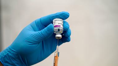 Impfstoff wird in Spritze aufgezogen - Foto: Getty Images/ Hugh Hastings 