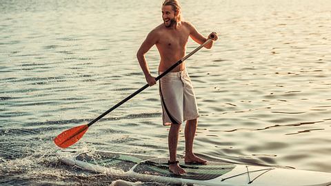 Das sind die besten aufblasbaren SUP Boards in unserem Check - Foto: iStock/GeorgeRudy