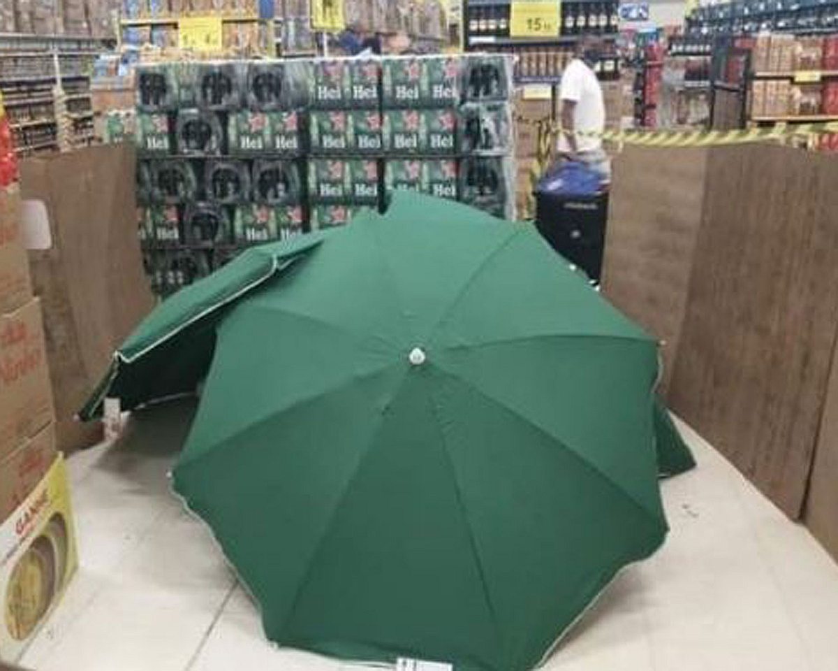 Regenschirm über einem Leichnam in Supermarkt