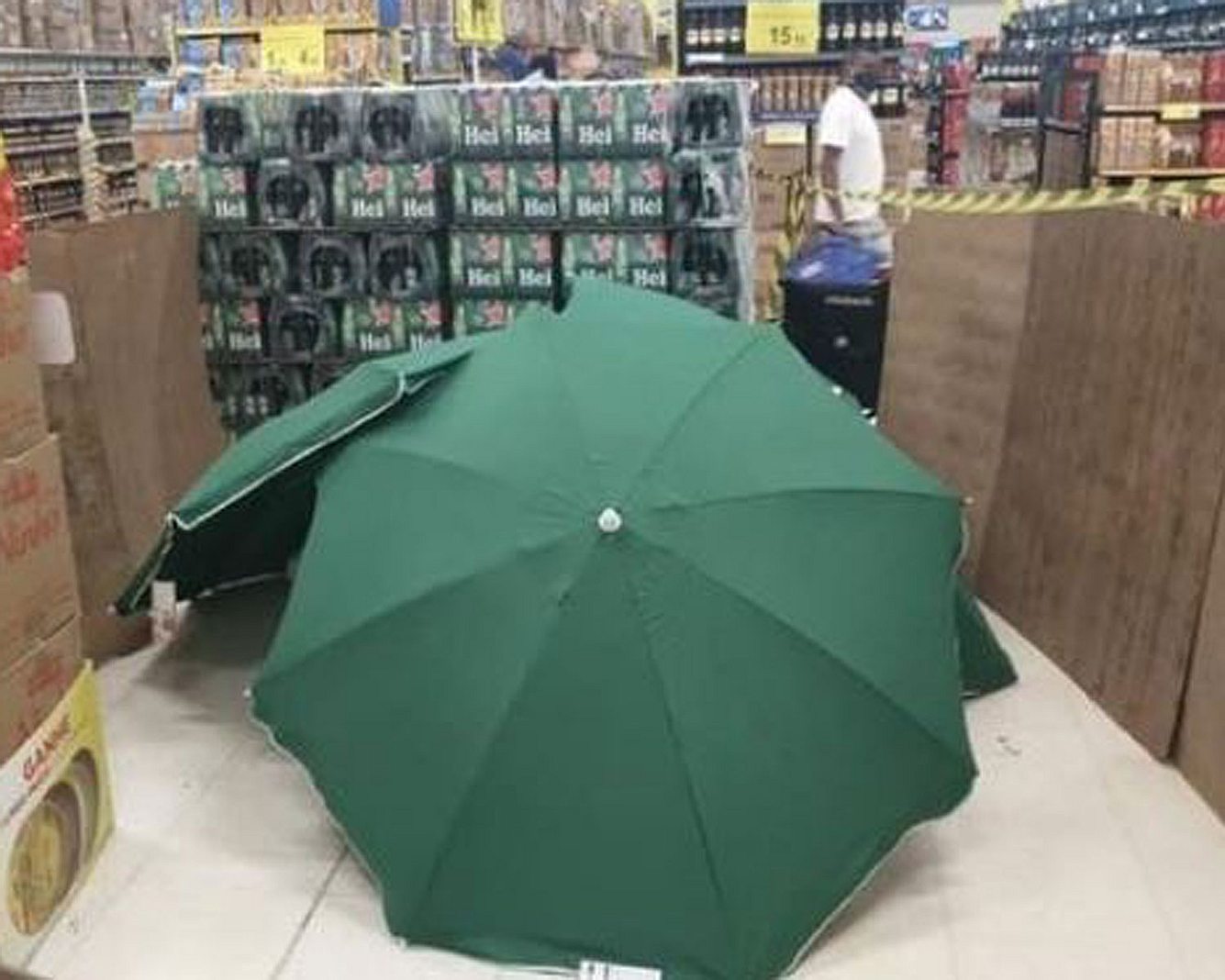 Supermarkt bedeckt toten Angestellten mit Regenschirmen, damit Kunden weiter ungestört einkaufen können Regenschirm über einem Leichnam in Supermarkt