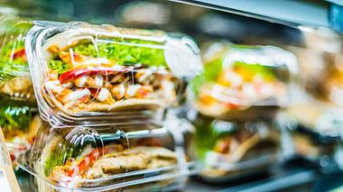 Lebendiger Inhalt in Plastikverpackung - Foto: iStock / monticelllo