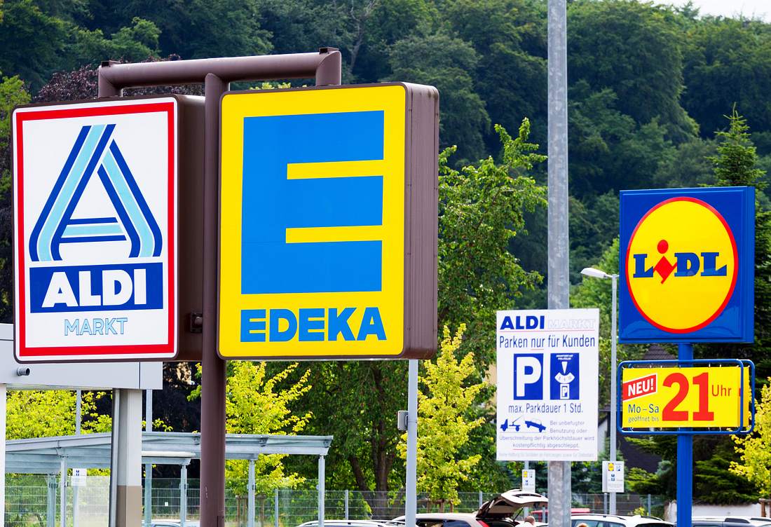 Supermärkte alle an Ostern geschlossen Werbeschilder von Lidl, Edeka und Aldi