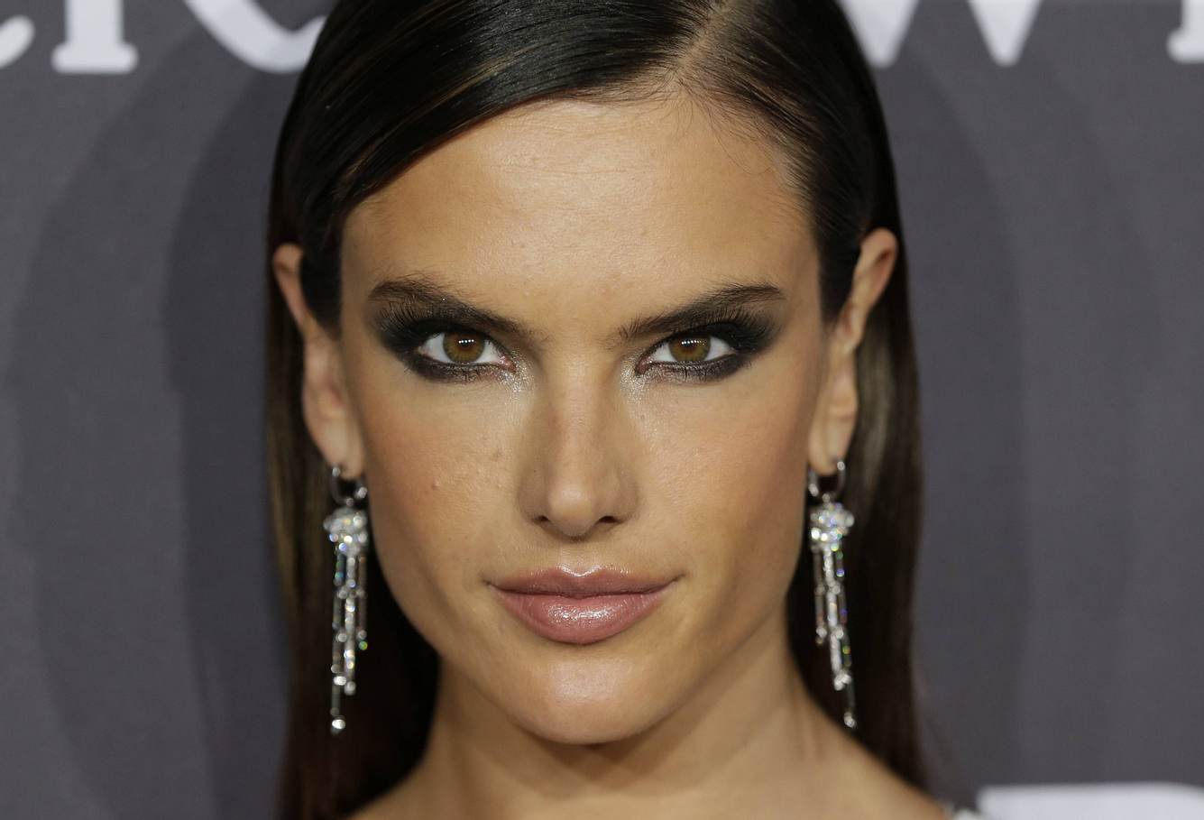 Supermodel Alessandra Ambrosia: Oben-ohne-Ekstase und Höschen-Hammer Alessandra Ambrosio