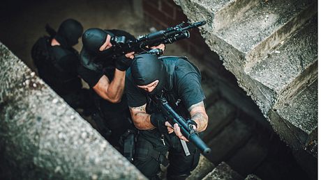Ein Sondereinsatzkommando-Team im Einsatz - Foto: iStock / South_agency