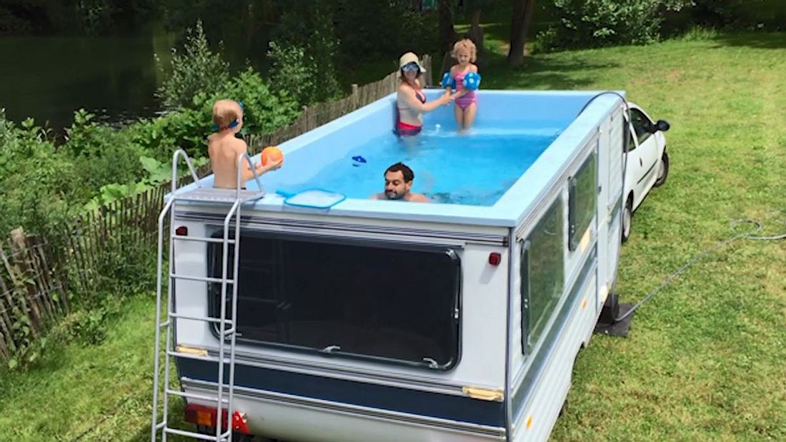 Mobiler Swimmingpool des Künstlers Benedetto Bufalino Mobiler Swimmingpool des Künstlers Benedetto Bufalino