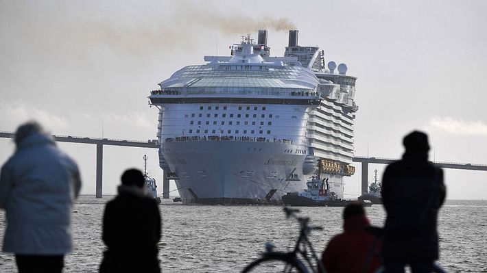 Die Symphony of the Seas ist das größte Kreuzfahrtschiff - Foto: Getty Images / LOIC VENANCE