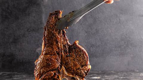 T-Bone-Steak vom Grill - Foto: iStock/Zufar Kamilov
