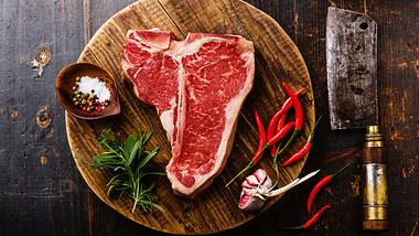 T-Bone-Steak richtig braten - Foto: iStock / Lisovskaya