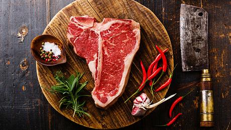 T-Bone-Steak richtig braten - Foto: iStock / Lisovskaya