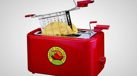 Der Taco-Toaster von Nostalgia Electrics verwandelt Tortillas in knusprige Wraps - Foto: Nostalgia Electrics