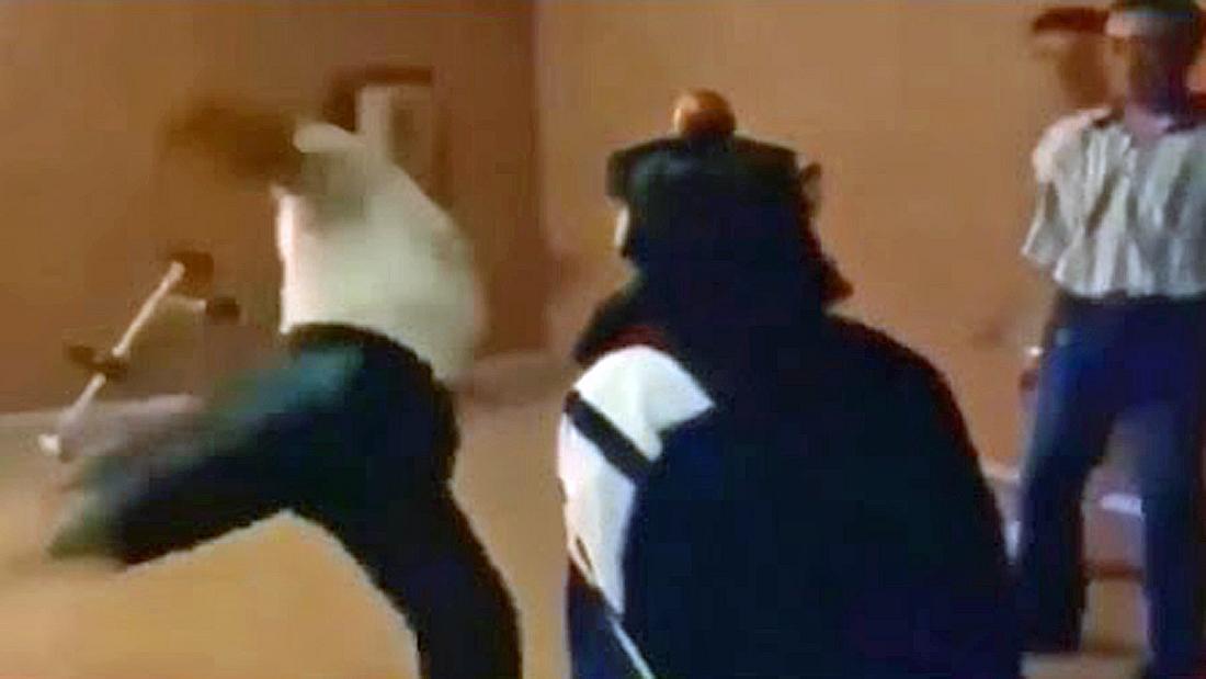 Fail: Ein Taekwondo-Meister versucht, einen Apfel vom Kopf einer Frau zu treten