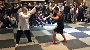 Tai-Chi-Meister Wei Lei kämpft gegen MMA-Fighter Xu Diaodong - Foto: YouTube/LinusJi