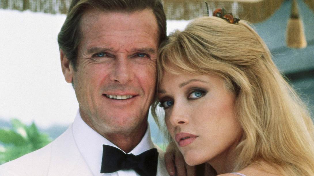 Tanya Roberts und Roger Moore - Foto: imago images / Cinema Publishers Collection