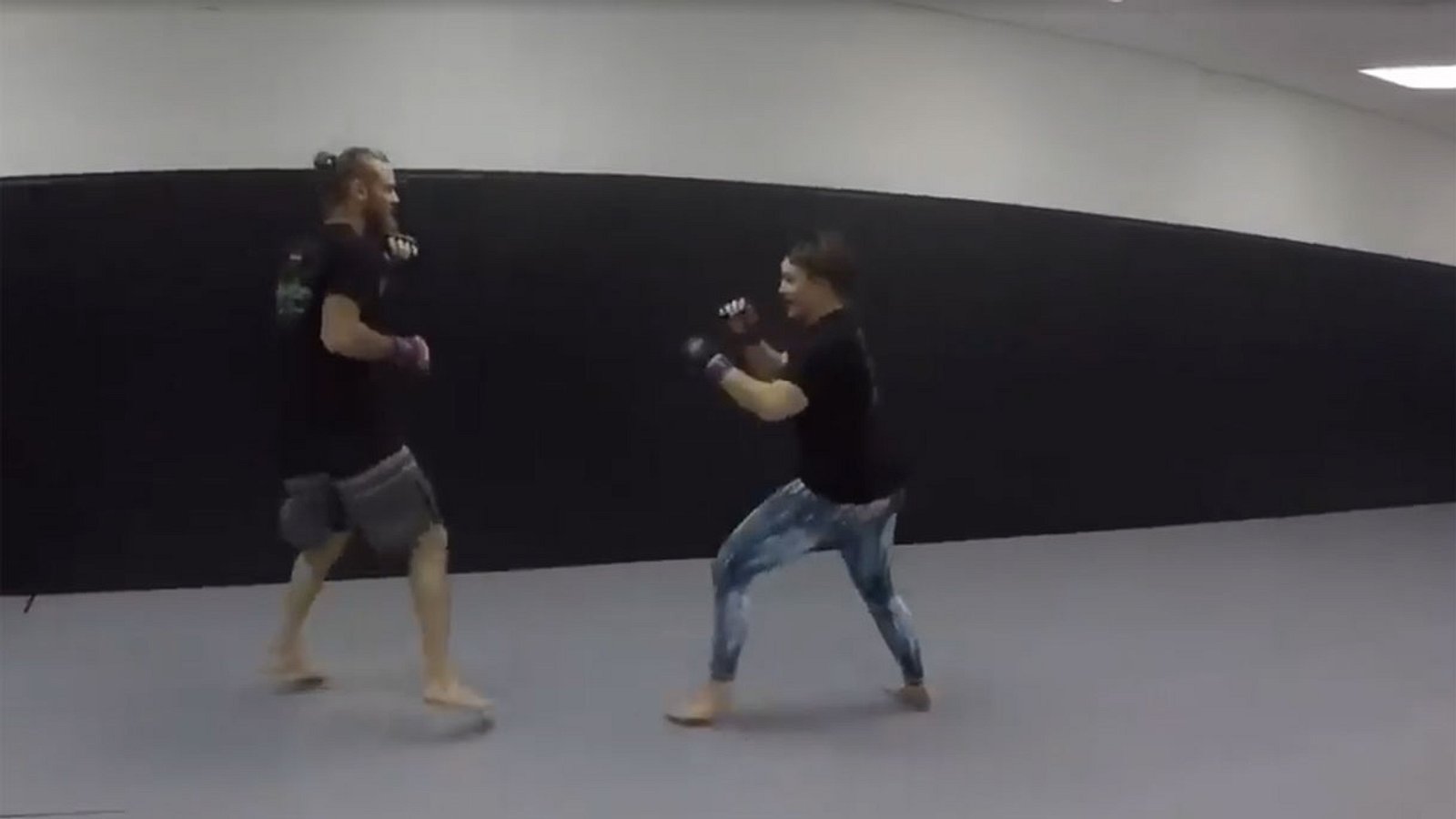 Internet-Troll behauptet, jede Frau zu besiegen - MMA-Fighterin nimmt