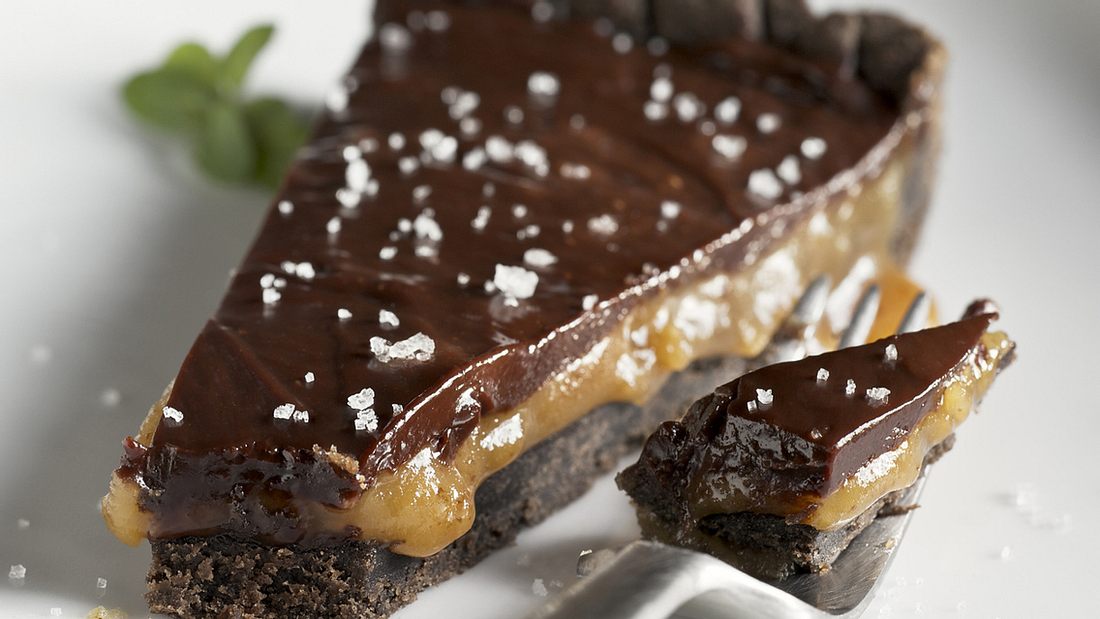 Schokoladen-Karamell-Tarte mit Fleur de Sel Schokoladen-Karamell-Tarte mit Fleur de Sel