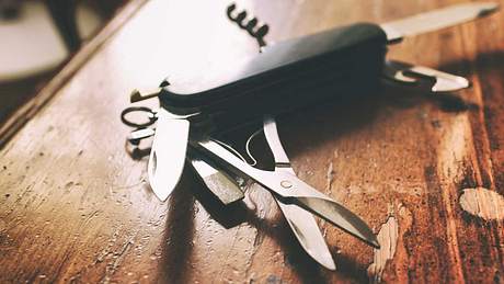 Taschenmesser sind praktische Alltags-Helfer - Foto: iStock / Bernardojbp