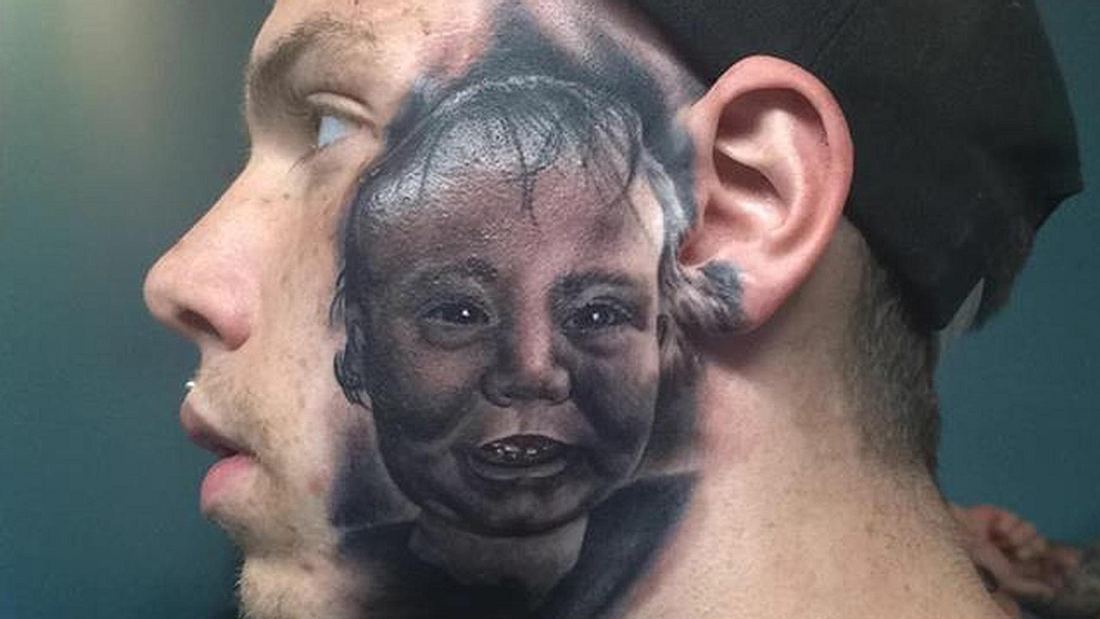 Face-Tattoo: Ein Mann hat das Gesicht seines Sohnes auf sein Gesicht tätowieren lassen