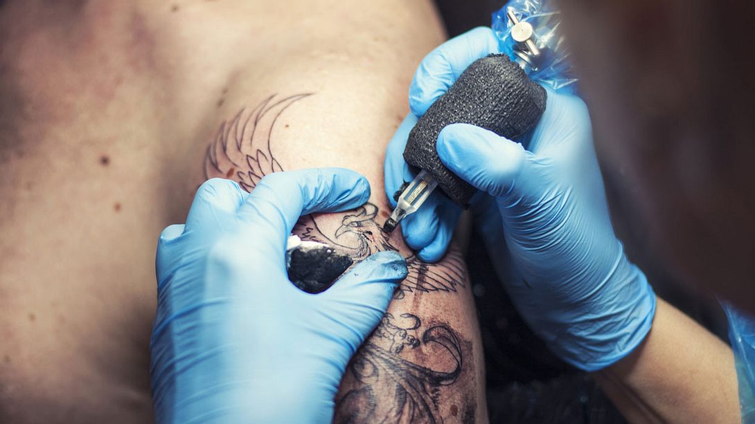 Tattoo wird gestochen - Foto: iStock / draganab