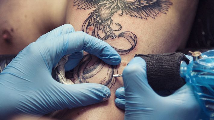 Ein Tattoo in Arbeit - Foto: iStock / draganab