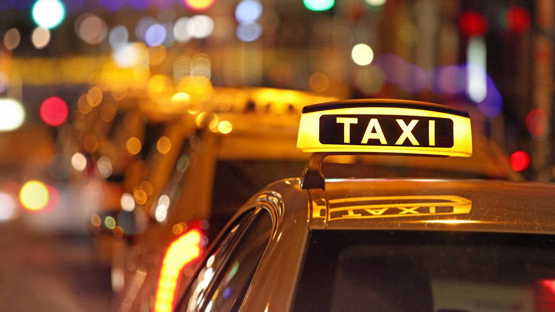 Sylvester 2017: Ein Betrunkener fährt mit einem Taxi durch drei Länder