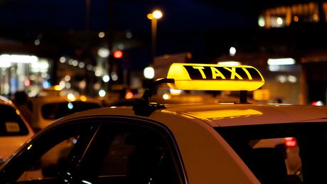 Taxi-Schild - Foto: iStock / Marc_Osborne