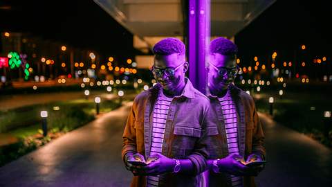 Mann mit Smartphone - Foto: iStock/hobo_018