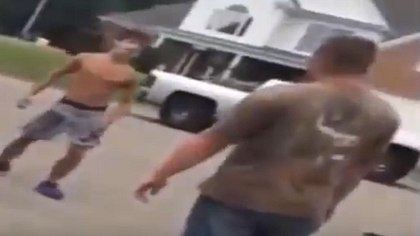 Muskelprotz legt sich mit dünnem Teenie an - der kann Kampfsport - Foto: YouTube / boredaf