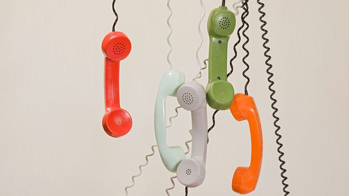 Alte Telefone mit Kabeln