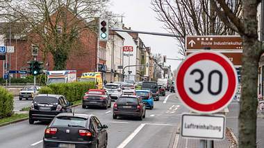 Tempo 30-Schild, Verkehr im Hintergrund - Foto: IMAGO / Jochen Tack