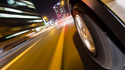 Auto rast auf Straße