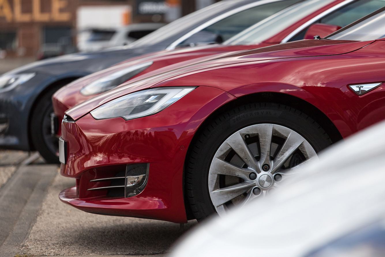 Mehrere Tesla-Autos nebeneinander
