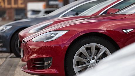 Mehrere Tesla-Autos nebeneinander - Foto: iStock / Teka77