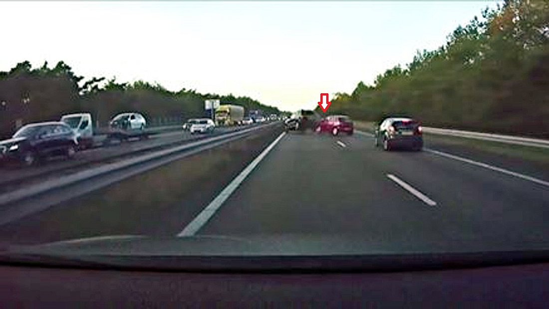 Twitter-User Hans Noordsij postete ein Video, in dem zu sehen ist, wie der Autopilot eines Tesla einen Unfall zwei Wagen vor sich prophezeit Ein Tesla-Autopilot sagt einen Unfall voraus