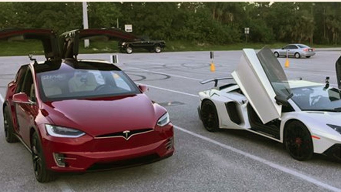 Drag Race: Tesla Model x vs. Lamborghini Aventador
