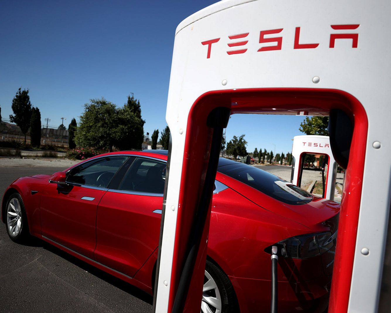 Tesla plant Volksmobil zum Kampfpreis Tesla-Auto an Aufladestation