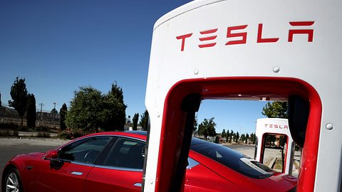 Tesla-Auto an Aufladestation - Foto: GettyImages/ Justin Sullivan 