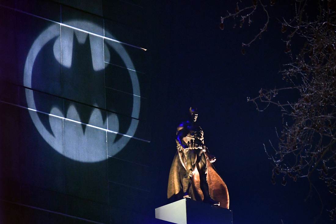 The Batman: Neue Serie als Spin-off angekündigt Batman-Statue in London