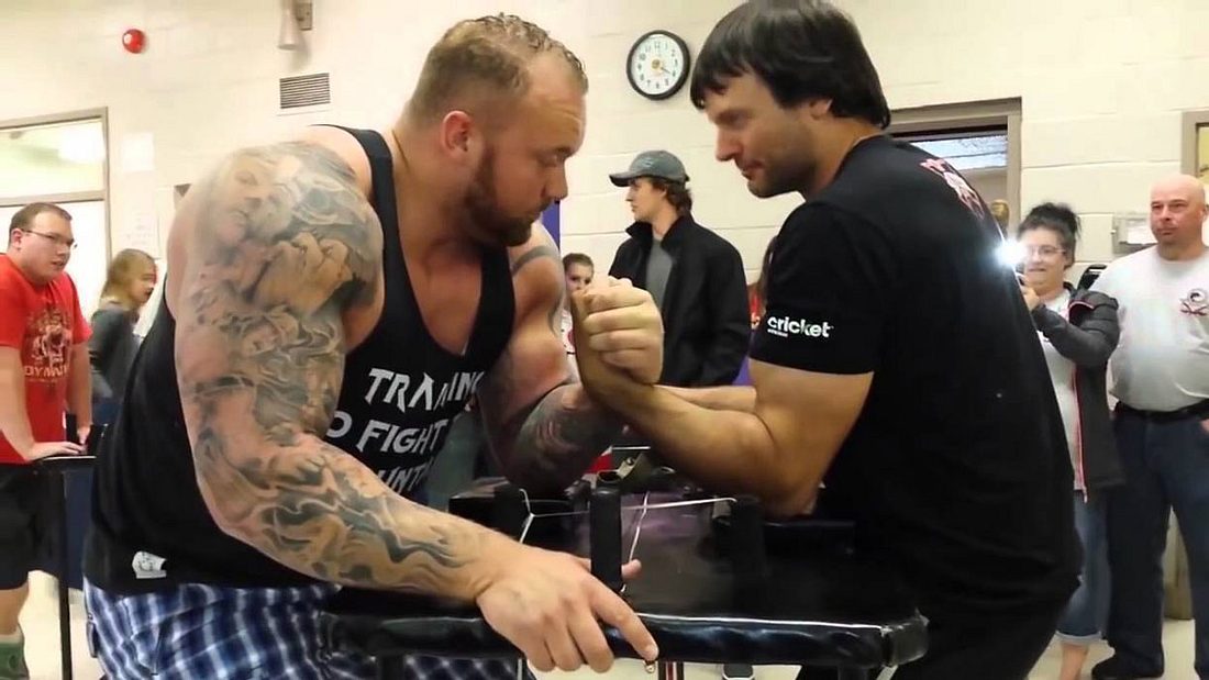 The Mountain vs. Devon Larratt The Mountain trat gegen Devon Larratt, den Weltmeister im Armdrücken, an