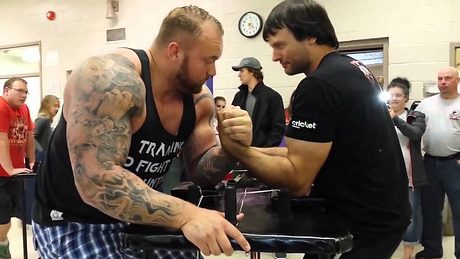 The Mountain trat gegen Devon Larratt, den Weltmeister im Armdrücken, an - Foto: YouTube / World Armwrestling League