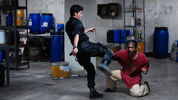 Iko Uwais verteilt Tritte in The Raid - Foto: Koch Media