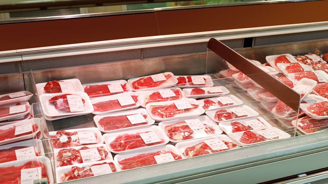 Theke mit abgepacktem Fleisch Theke mit abgepacktem Fleisch