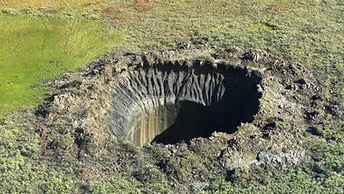 Thermokarst-Krater in Sibirien - Foto: Getty Images / VASILY BOGOYAVLENSKY