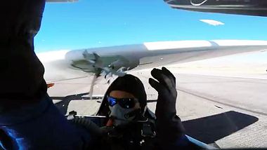 Sportflieger Thom Richard wäre fast von einem Flugzeug geköpft worden - Foto: YouTube/Thom Richard